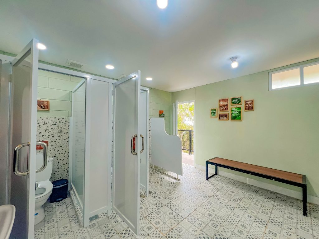 Fasilitas Kamar mandi di sky Camp by HeHa Sky View | Camping bintang 5 di Jogja
